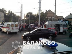 В Балакове на перекрестке ул. Комарова и ул. Минская произошло ДТП с участием инкассаторского автомобиля