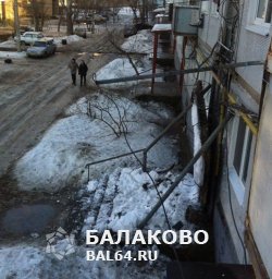 Под тяжестью снега обрушился козырек в хрущевской пятиэтажки в г. Балаково