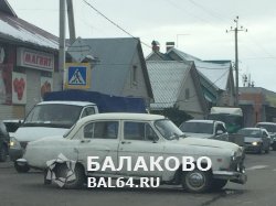На ул. Комарова ДТП с участием ретро автомобиля
