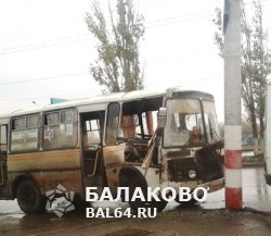 В Балаково на Саратовском шоссе пассажирский ПАЗ врезался в столб