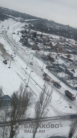 В -3 и прямо на снег продолжается укладка асфальта на развязке нового моста