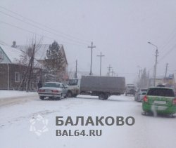 Пробка в обе стороны на ул. Комарова