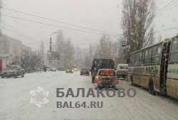 Город Балаково засыпало снегом, а коммунальные службы бездействуют