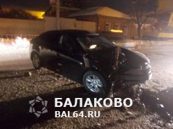 Сегодня ночью на улице Комарова г. Балаково произошло ДТП с участием легкового автомобиля