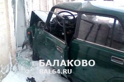 Автомобиль врезался в частный жилой дом на улице Коммунистическая в Балаково