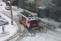 Пожарный автомобиль застрял в снегу во дворе по улице Братьев Захаровых