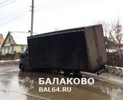 В Балаково на улице Комарова у автомобиля ГАЗ отвалилось колесо