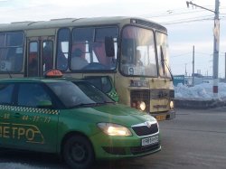 На 30 лет Победы произошло ДТП с участием рейсового автобуса и автомобилем такси Метро