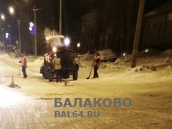 Ночной ремонт заснеженных дорог в Балаково