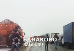 В вольском районе парализовано движение на трассе Балаково - Саратов