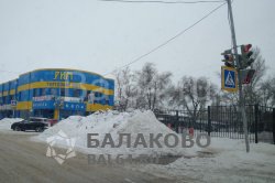 Неубранный снег на улицах Балаково, ул. Комсомольская, Салют, Рим Неубранный снег на улицах Балаково, ул. Комсомольская, Салют, Рим